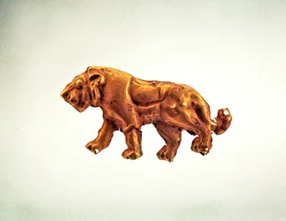 Leone in marcia, ornamento da un baldacchino funerario, fine III millennio a.C.